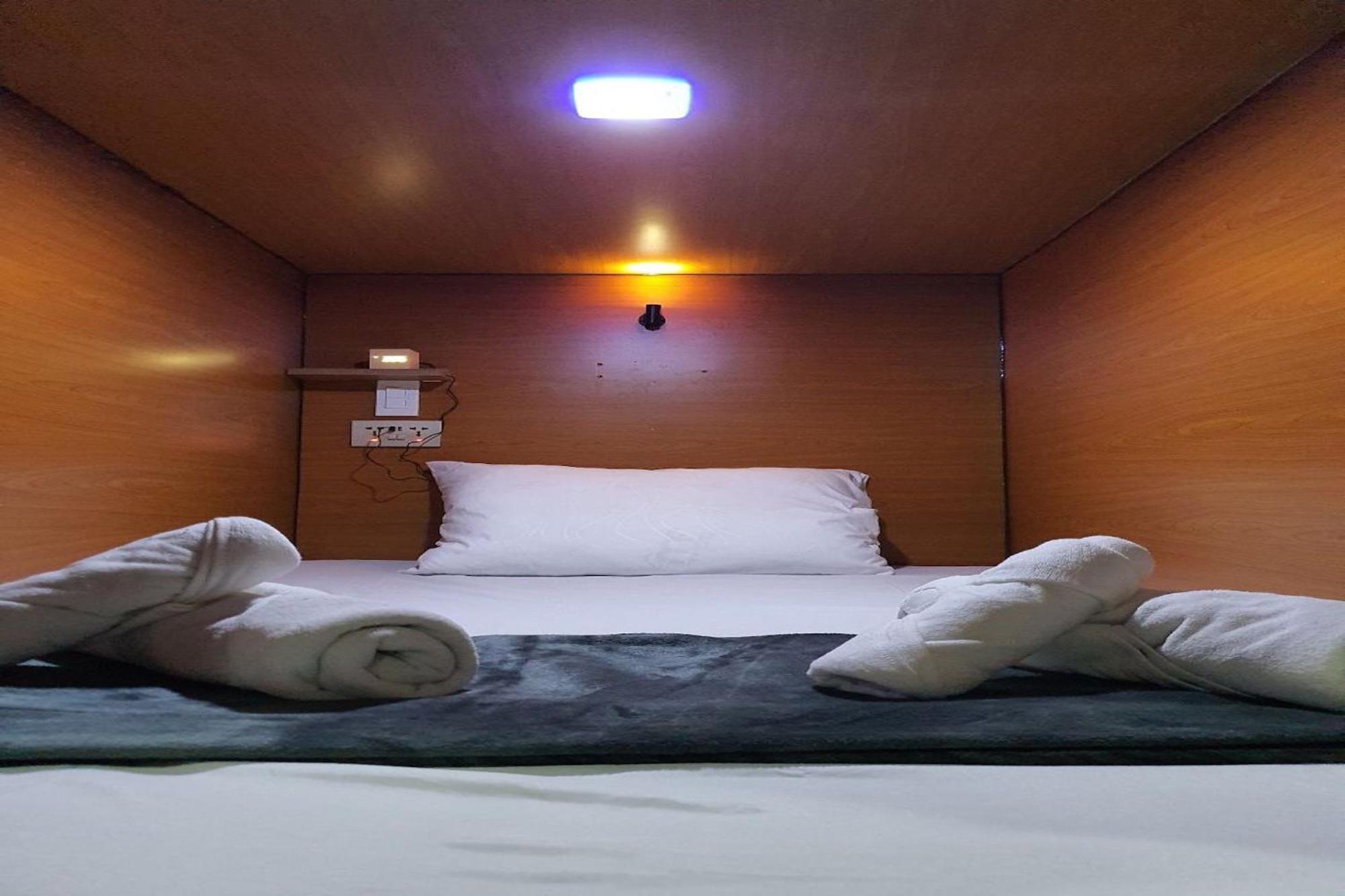 Attic Capsule Hotel Marigondon  Exterior foto